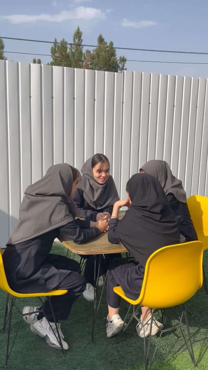 دوره همی دانش آموزان در روف گاردن دبیرستان